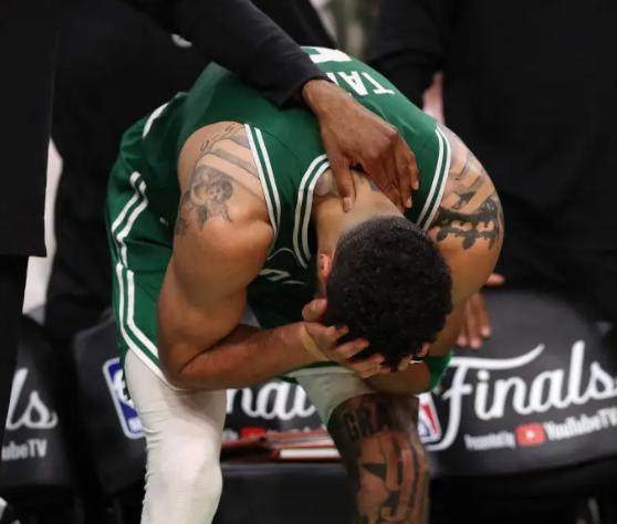 开云首页体验-夺冠落泪！塔图姆创神迹却失FMVP：冠军高于一切