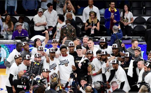 开云首页体验-命运反转！浓眉替身离开湖人或躺冠 首发场均14+8